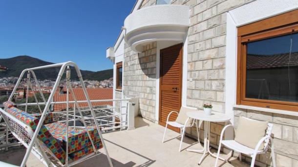 Budva - house with swimming pool for the summer season